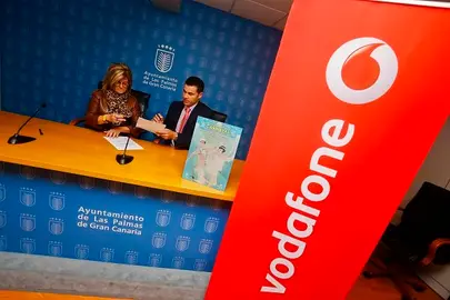 Inma Medina con el responsable de Vodafone