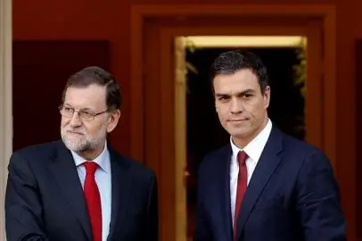 Las dos formaciones mayoritarias en el Congreso de los Diputados espa&ntilde;ol, PP y PSOE, evitaron el s&aacute;bado tomar la iniciativa para intentar formar un gobierno que acabe con la incertidumbre pol&iacute;tica creada hace m&aacute;s de un mes tras las elecciones m&aacute;s fragmentadas de la historia de la democracia. En la imagen, Rajoy y S&aacute;nchez durante un encuentro en La Moncloa, el 23 de diciembre de 2015. REUTERS/Sergio P&eacute;rez