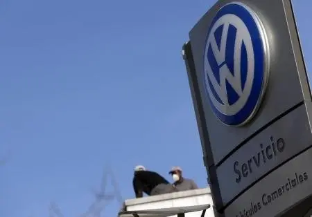 El director de la marca Volkswagen AG ha dicho que conf&iacute;a en que la automotriz alemana llegue a un acuerdo con los reguladores estadounidenses para asegurar que casi 500.000 veh&iacute;culos di&eacute;sel cumplan con las leyes de emisiones. En la imagen se ve a trabajadores de Volkswagen en un concesionario en Madrid el 16 de diciembre de 2015. REUTERS/Sergio P&eacute;rez 