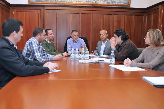 Angel V&iacute;ctor Torres (PSOE) con el Alcalde de Moya