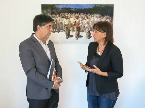 El consejero con la alcaldesa de Santa Luc&iacute;a