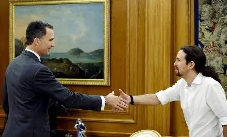 El l&iacute;der del partido antiausteridad Podemos, Pablo Iglesias, dio el viernes un giro inesperado a la situaci&oacute;n pol&iacute;tica de bloqueo en Espa&ntilde;a al proponer un Gobierno de coalici&oacute;n con el PSOE en el que el l&iacute;der socialista Pedro S&aacute;nchez ser&iacute;a presidente y &eacute;l vicepresidente y en el que tambi&eacute;n estar&iacute;a Izquierda Unida. En la imagen, el rey recibe a Iglesias en la Zarzuela, el 22 de enero de 2016.  REUTERS/&Aacute;ngel D&iacute;az/Pool