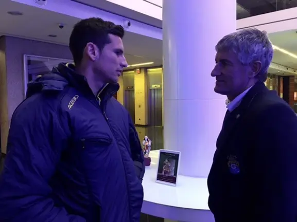 Vicente G&oacute;mez habla con el mister Quique Seti&eacute;n