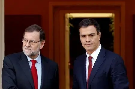 Las dos formaciones mayoritarias en el Congreso de los Diputados espa&ntilde;ol, PP y PSOE, evitaron el s&aacute;bado tomar la iniciativa para intentar formar un gobierno que acabe con la incertidumbre pol&iacute;tica creada hace m&aacute;s de un mes tras las elecciones m&aacute;s fragmentadas de la historia de la democracia. En la imagen, Rajoy y S&aacute;nchez durante un encuentro en La Moncloa, el 23 de diciembre de 2015. REUTERS/Sergio P&eacute;rez
