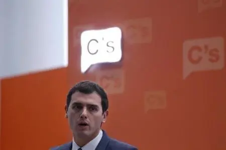 La formaci&oacute;n liberal Ciudadanos, la cuarta fuerza pol&iacute;tica en el Parlamento, inst&oacute; el domingo a los dos grupos mayoritarios, PP y PSOE, a dejar de defender intereses partidistas y centrarse en llegar a acuerdos que desatasquen la situaci&oacute;n pol&iacute;tica en Espa&ntilde;a. En la imagen, el l&iacute;der de Ciudadanos, Albert Rivera, en Madrid, el 23 de diciembre de 2015. REUTERS/Juan Medina
