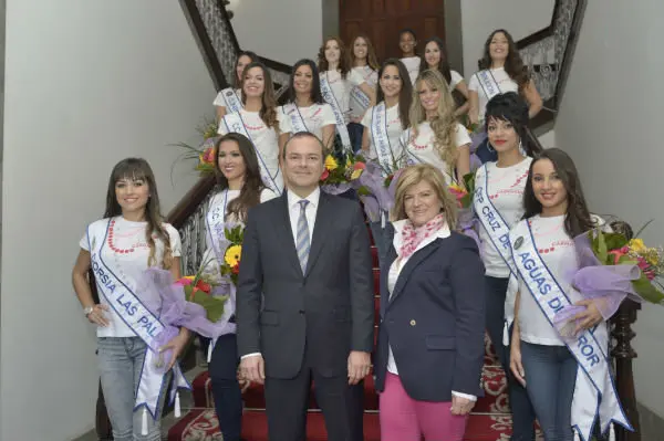 El Alcalde de LPGC con las candidatas a Reina del Carnaval 2016