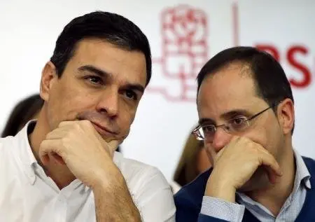 El l&iacute;der socialista espa&ntilde;ol, Pedro S&aacute;nchez, anunci&oacute; el s&aacute;bado que consultar&aacute; con las bases de su partido cualquier eventual alianza para formar gobierno, una medida con la que podr&iacute;a salvar la oposici&oacute;n de l&iacute;deres regionales del Partido Socialista Obrero Espa&ntilde;ol (PSOE) a acuerdos con el partido antiausteridad Podemos. En la imagen, el l&iacute;der socialista, Pedro S&aacute;nchez, escucha a su compa&ntilde;ero de partido, C&eacute;sar Luena, durante el comit&eacute; federal del PSOE, en Madrid, el 30 de enero de 2016. REUTERS/Andrea Comas