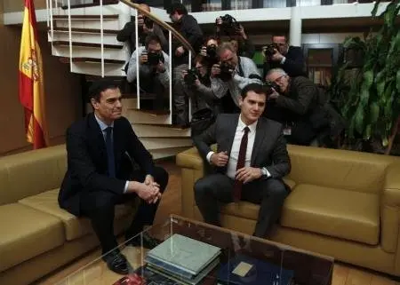 El presidente de Ciudadanos (C's), Albert Rivera, dijo el jueves que no habr&aacute; nueva legislatura hasta que el Partido Popular y el Partido Socialista abandonen "la guerra fr&iacute;a" entre ambos, tras reunirse con el l&iacute;der del PSOE en la ronda de contactos que ha iniciado Pedro S&aacute;nchez para tratar de formar Gobierno. En la imagen se ve a S&aacute;nchez y a Rivera en el inicio de las conversaciones en el Parlamento en Madrid el 4 de febrero de 2016.
REUTERS/Sergio P&eacute;rez