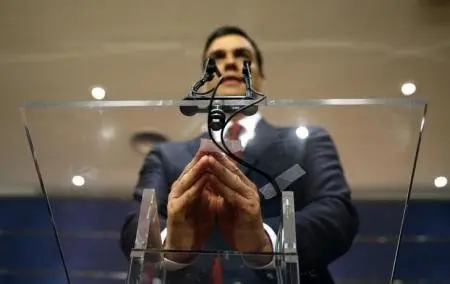 El secretario general del PSOE, Pedro S&aacute;nchez, insisti&oacute; el s&aacute;bado en que ve&iacute;a "mimbres" para la formaci&oacute;n de un gobierno de fuerzas progresistas en Espa&ntilde;a y pidi&oacute; a Podemos que retire su veto a que el PSOE negocie con Ciudadanos. En la foto, Sanchez durante una conferencia de prensa en el Parlamento espa&ntilde;ol, en Madrid, el 2 de febrero de 2016. 
REUTERS/Juan Medina