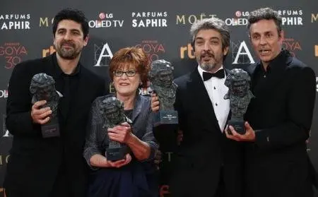 El director barcelon&eacute;s Cesc Gay se confirm&oacute; como el gran triunfador de la 30&ordf; edici&oacute;n de los premios Goya, que cada a&ntilde;o premian a los mejores del cine espa&ntilde;ol, con su cinta 'Truman' ganando cinco premios. En la foto, de izquierda a derecha. el director Cesc Gay, la productora Marta Esteban, el actor Ricardo Darin y guionista Tomas Aragay sostienen sus galardones por "Truman" en, Madrid, Espa&ntilde;a, el 7 de febrero de 2016.  
REUTERS/Javier Barbancho