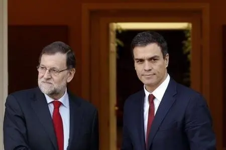 El presidente del Gobierno espa&ntilde;ol en funciones, Mariano Rajoy, se reunir&aacute; el viernes con el l&iacute;der socialista y aspirante a la investidura, Pedro S&aacute;nchez, en un encuentro del que sin embargo no se esperan avances para superar el bloqueo pol&iacute;tico al mantenerse ambos enrocados en votarse "no" mutuamente. En la imagen de archivo, Mariano Rajoy (izq.) y Pedro S&aacute;nchez, l&iacute;der socialista, antes de una reuni&oacute;n en el palacio de la Moncloa en Madrid, el 23 de diciembre de 2015. REUTERS/Sergio P&eacute;rez