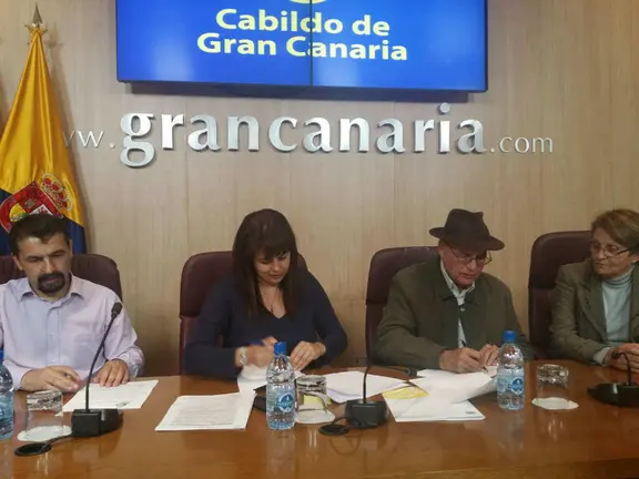 Minerva Alonso firmando convenios