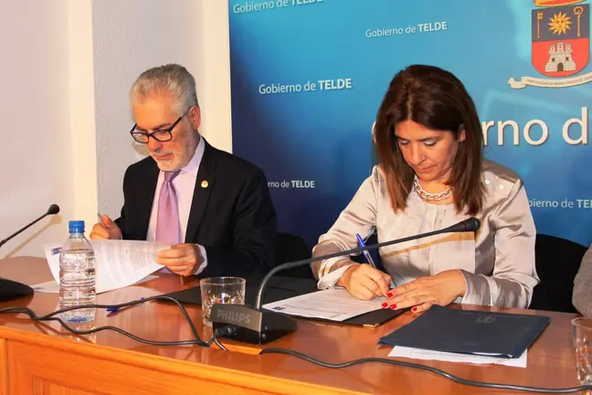CARMEN HERN&Aacute;NDEZ Y JOS&Eacute; REGIDOR_FIRMA DEL CONVENIO MARCO