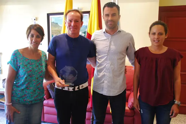 La alcaldesa de Mog&aacute;n junto a Ram&oacute;n Garc&iacute;a y los concejales Luis Becerra y Alba Medina
