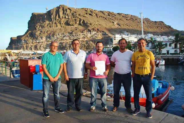 Los secretarios y patrones mayores de las dos cofrad&iacute;as de pescadores del municipio de Mog&aacute;n junto al concejal de Pesca, Artemi Artiles, tras la firma del acuerdo en el Puerto de Mog&aacute;n