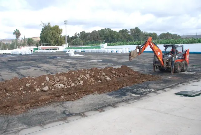 Imagen de las obras en el campo de f&uacute;tbol de Arguinegu&iacute;n