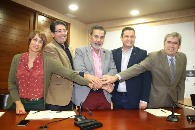 Imagen de todos los alcaldes pertenecientes a la Asociaci&oacute;n de Municipios Tur&iacute;sticos de Canarias