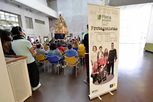 Las Palmas de Gran Canaria, 20 de diciembre de 2016. La consejera de Igualdad, Mar&iacute;a Nebot, inaugur&oacute; la exposici&oacute;n art&iacute;stica &lsquo;Protagonistas&rsquo;, una muestra que recoge los trabajos audiovisuales del grupo de promotoras de igualdad del proyecto desarrollado por la ONG Plena Inclusi&oacute;n Canarias, subvencionado por la Consejer&iacute;a de Igualdad.  Una mirada en primera persona de la realidad de las mujeres y hombres con discapacidad intelectual o del desarrollo.CABILDO/J.PEREZ CURBELO