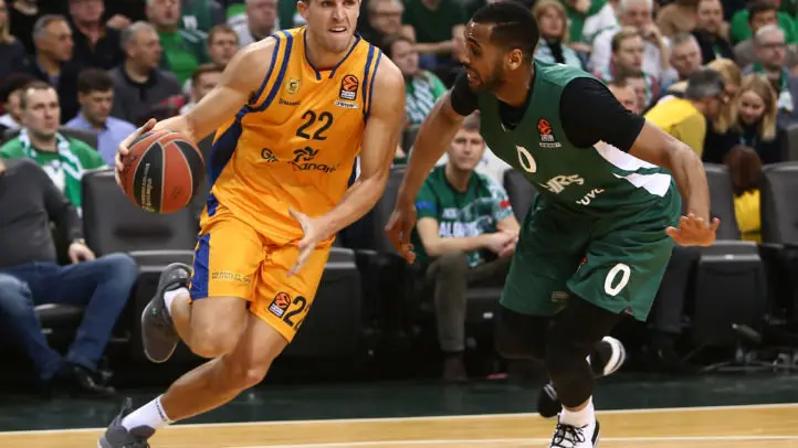 KAUNAS, LITHUANIA - MARCH 07: Xavi Rabaseda, #22 of Herbalife Gran Canaria competes with Brandon Davies, #0 of Zalgiris Kaunas in action during the 2018/2019 Turkish Airlines EuroLeague Regular Season Round 25 game between Zalgiris Kaunas and Herbalife Gran Canaria at Zalgirio Arena on March 7, 2019 in Kaunas, Lithuania.  (Photo by Alius Koroliovas/EB via Getty Images)