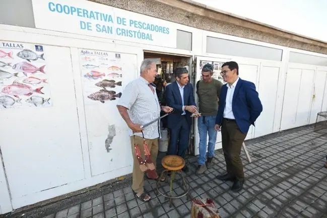 Pablo Rodr&iacute;guez y Narvay Quintero en una visita a la Cofrad&iacute;a de Pescadores de San Crist&oacute;bal