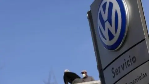El director de la marca Volkswagen AG ha dicho que conf&iacute;a en que la automotriz alemana llegue a un acuerdo con los reguladores estadounidenses para asegurar que casi 500.000 veh&iacute;culos di&eacute;sel cumplan con las leyes de emisiones. En la imagen se ve a trabajadores de Volkswagen en un concesionario en Madrid el 16 de diciembre de 2015. REUTERS/Sergio P&eacute;rez 