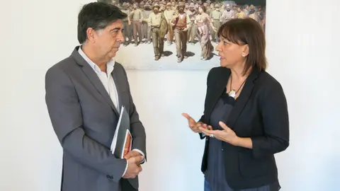 El consejero con la alcaldesa de Santa Luc&iacute;a