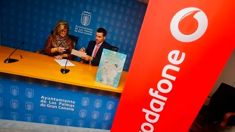 Inma Medina con el responsable de Vodafone