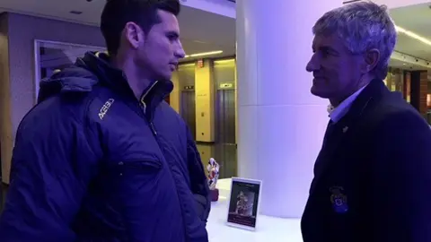 Vicente G&oacute;mez habla con el mister Quique Seti&eacute;n
