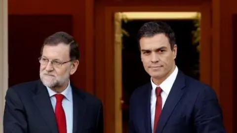 Las dos formaciones mayoritarias en el Congreso de los Diputados espa&ntilde;ol, PP y PSOE, evitaron el s&aacute;bado tomar la iniciativa para intentar formar un gobierno que acabe con la incertidumbre pol&iacute;tica creada hace m&aacute;s de un mes tras las elecciones m&aacute;s fragmentadas de la historia de la democracia. En la imagen, Rajoy y S&aacute;nchez durante un encuentro en La Moncloa, el 23 de diciembre de 2015. REUTERS/Sergio P&eacute;rez