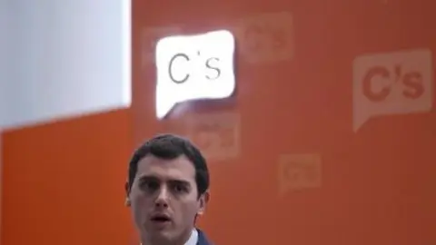 La formaci&oacute;n liberal Ciudadanos, la cuarta fuerza pol&iacute;tica en el Parlamento, inst&oacute; el domingo a los dos grupos mayoritarios, PP y PSOE, a dejar de defender intereses partidistas y centrarse en llegar a acuerdos que desatasquen la situaci&oacute;n pol&iacute;tica en Espa&ntilde;a. En la imagen, el l&iacute;der de Ciudadanos, Albert Rivera, en Madrid, el 23 de diciembre de 2015. REUTERS/Juan Medina