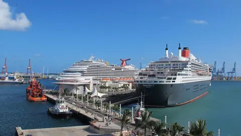 Foto del crucero Carnival Breeze en el Puerto de la Luz y de Las Palmas de Gran Canaria