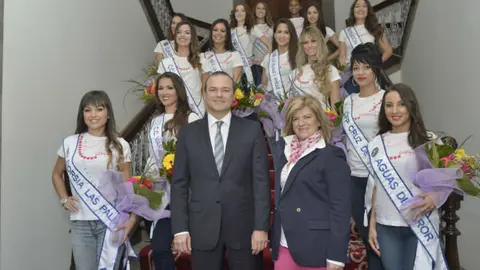 El Alcalde de LPGC con las candidatas a Reina del Carnaval 2016