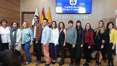 La consejera con los becados