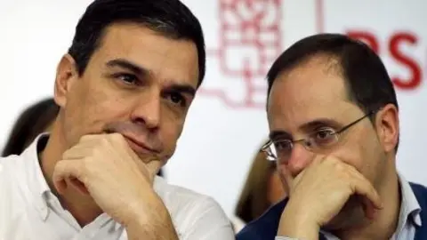 El l&iacute;der socialista espa&ntilde;ol, Pedro S&aacute;nchez, anunci&oacute; el s&aacute;bado que consultar&aacute; con las bases de su partido cualquier eventual alianza para formar gobierno, una medida con la que podr&iacute;a salvar la oposici&oacute;n de l&iacute;deres regionales del Partido Socialista Obrero Espa&ntilde;ol (PSOE) a acuerdos con el partido antiausteridad Podemos. En la imagen, el l&iacute;der socialista, Pedro S&aacute;nchez, escucha a su compa&ntilde;ero de partido, C&eacute;sar Luena, durante el comit&eacute; federal del PSOE, en Madrid, el 30 de enero de 2016. REUTERS/Andrea Comas