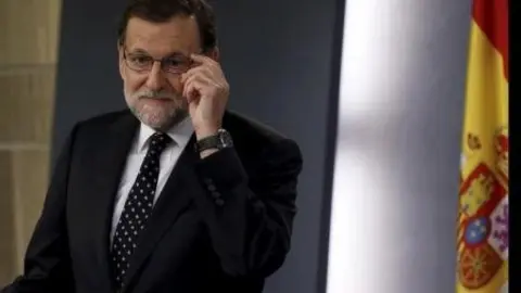 El presidente del gobierno espa&ntilde;ol en funciones y candidato del Partido Popular a la presidencia, Mariano Rajoy, volver&aacute; a rechazar presentarse a una votaci&oacute;n de investidura en el Congreso si el rey se lo ofrece el pr&oacute;ximo martes, al considerar que no cuenta con apoyos para ganarla. En la imagen, Rajoy ofrece una rueda de prensa en el Palacio de la Moncloa en Madrid, el 22 de enero de 2016.  REUTERS/Juan Medina