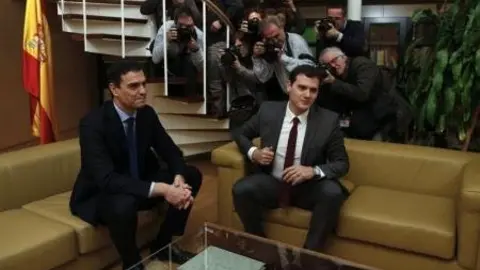 El presidente de Ciudadanos (C's), Albert Rivera, dijo el jueves que no habr&aacute; nueva legislatura hasta que el Partido Popular y el Partido Socialista abandonen "la guerra fr&iacute;a" entre ambos, tras reunirse con el l&iacute;der del PSOE en la ronda de contactos que ha iniciado Pedro S&aacute;nchez para tratar de formar Gobierno. En la imagen se ve a S&aacute;nchez y a Rivera en el inicio de las conversaciones en el Parlamento en Madrid el 4 de febrero de 2016.
REUTERS/Sergio P&eacute;rez