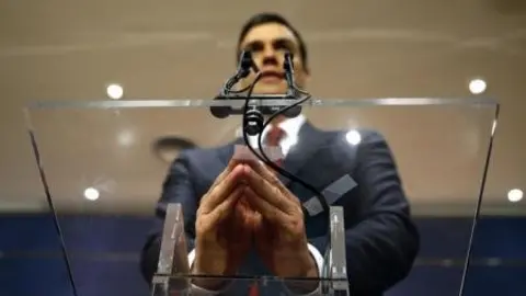El secretario general del PSOE, Pedro S&aacute;nchez, insisti&oacute; el s&aacute;bado en que ve&iacute;a "mimbres" para la formaci&oacute;n de un gobierno de fuerzas progresistas en Espa&ntilde;a y pidi&oacute; a Podemos que retire su veto a que el PSOE negocie con Ciudadanos. En la foto, Sanchez durante una conferencia de prensa en el Parlamento espa&ntilde;ol, en Madrid, el 2 de febrero de 2016. 
REUTERS/Juan Medina