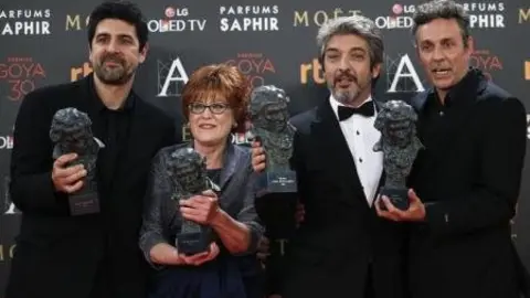 El director barcelon&eacute;s Cesc Gay se confirm&oacute; como el gran triunfador de la 30&ordf; edici&oacute;n de los premios Goya, que cada a&ntilde;o premian a los mejores del cine espa&ntilde;ol, con su cinta 'Truman' ganando cinco premios. En la foto, de izquierda a derecha. el director Cesc Gay, la productora Marta Esteban, el actor Ricardo Darin y guionista Tomas Aragay sostienen sus galardones por "Truman" en, Madrid, Espa&ntilde;a, el 7 de febrero de 2016.  
REUTERS/Javier Barbancho