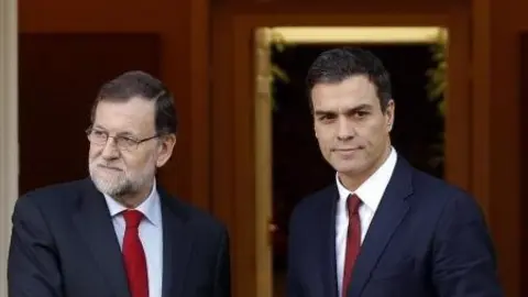 El l&iacute;der del Partido Socialista emplaz&oacute; el lunes al presidente del PP y jefe del Ejecutivo en funciones, Mariano Rajoy, a reunirse en el Congreso espa&ntilde;ol dentro de dos d&iacute;as en el marco de las rondas con las diferentes formaciones pol&iacute;ticas para tratar de formar Gobierno un mes y medio tras las elecciones. En la imagen de archivo, Mariano Rajoy (izq.) y Pedro S&aacute;nchez, l&iacute;der socialista, antes de una reuni&oacute;n en el palacio de la Moncloa en Madrid, el 23 de diciembre de 2015. REUTERS/Sergio P&eacute;rez