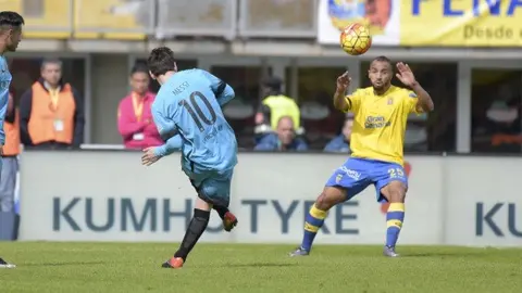 Messi dispara ante la oposici&oacute;n de la UDLP
