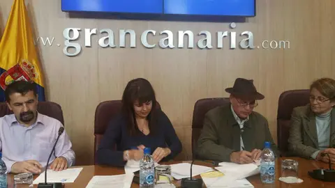 Minerva Alonso firmando convenios