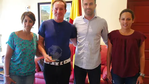 La alcaldesa de Mog&aacute;n junto a Ram&oacute;n Garc&iacute;a y los concejales Luis Becerra y Alba Medina