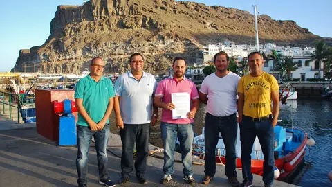 Los secretarios y patrones mayores de las dos cofrad&iacute;as de pescadores del municipio de Mog&aacute;n junto al concejal de Pesca, Artemi Artiles, tras la firma del acuerdo en el Puerto de Mog&aacute;n
