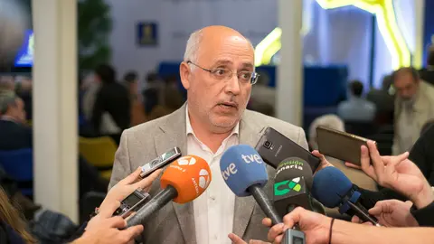 LAS PALMAS DE GRAN CANARIA (Canarias). 28/11/2016.- El Cabildo de Gran Canaria acoge el Coloquio de Presidentes &ldquo;Canarias no es un solar&rdquo; sobre la Ley del Suelo organizado por la Plataforma Por un Territorio Sostenible de Canarias, que cont&oacute; con la participaci&oacute;n del presidente de Gran Canaria, Antonio Morales; el especialista en urbanismo, Carmelo Pad&oacute;n y los que fueran presidentes de Canarias, Rom&aacute;n Rodr&iacute;guez y Paulino Rivero, moderados por Antonio P&eacute;rez, dirigente de CCOO.