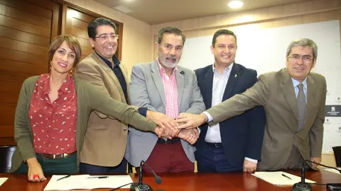 Imagen de todos los alcaldes pertenecientes a la Asociaci&oacute;n de Municipios Tur&iacute;sticos de Canarias