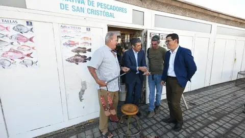 Pablo Rodr&iacute;guez y Narvay Quintero en una visita a la Cofrad&iacute;a de Pescadores de San Crist&oacute;bal